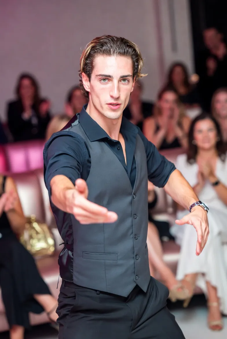 אדם במופע ריקוד אלגנטי במסיבת רווקות בדירה