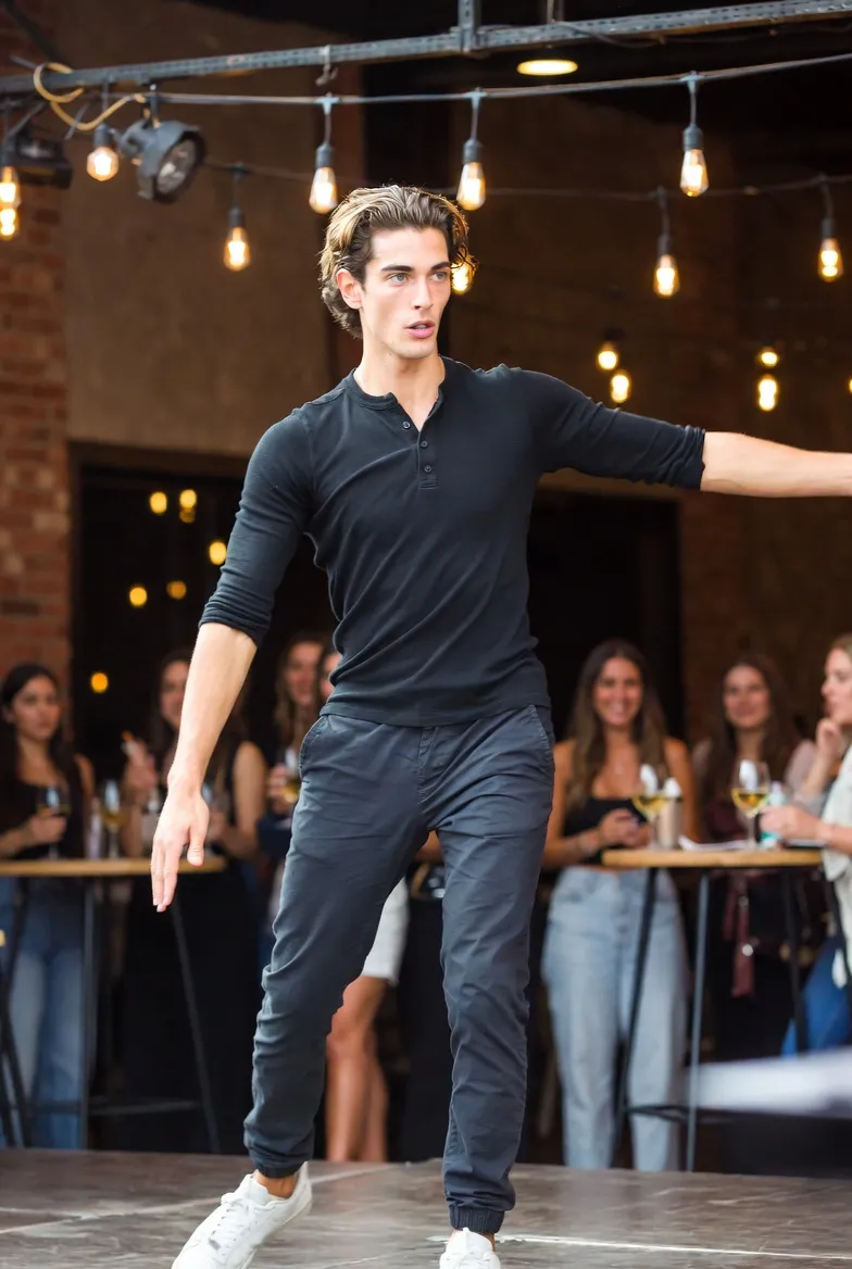 אדם במופע ריקוד באירוע סוף שנה לנשים