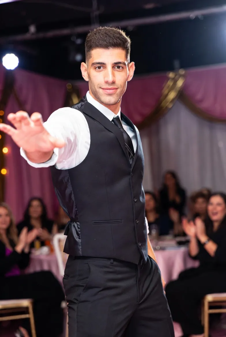 דניאל במופע ריקוד כוריאוגרפי במסיבת רווקות