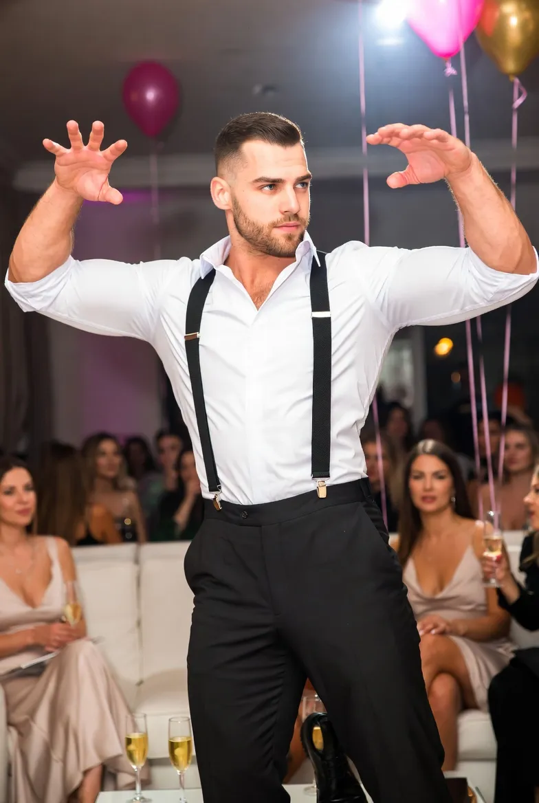 מייקל במופע ריקוד אלגנטי באירוע גאלה לנשים מנהלות