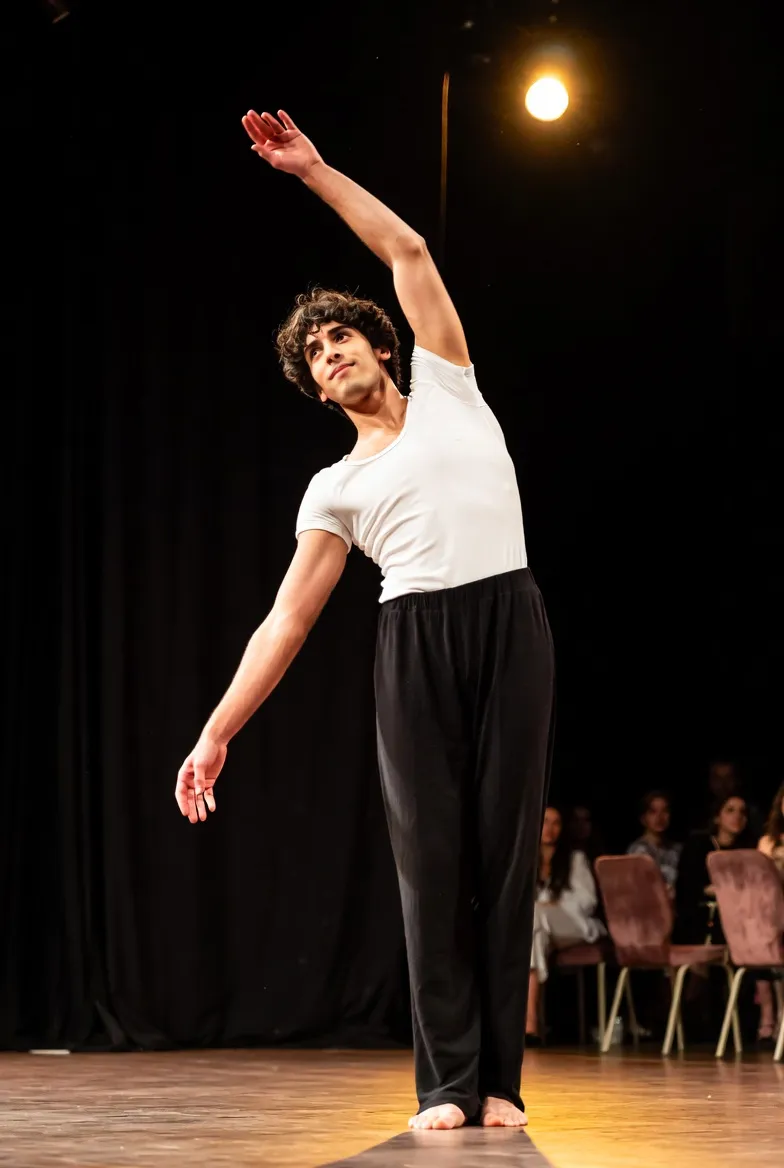 ניר במופע מחול עכשווי יחף באירוע נשים אינטימי