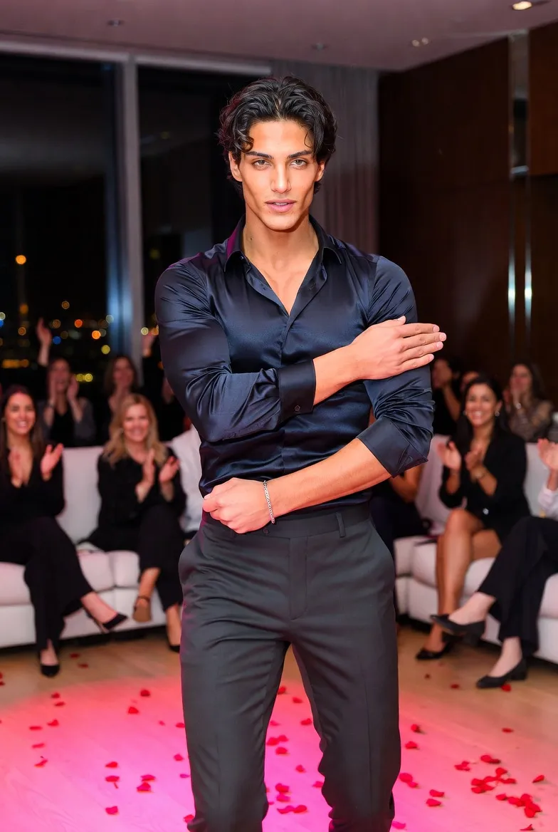 תומר במופע ריקוד דרמטי במסיבת רווקות בלופט