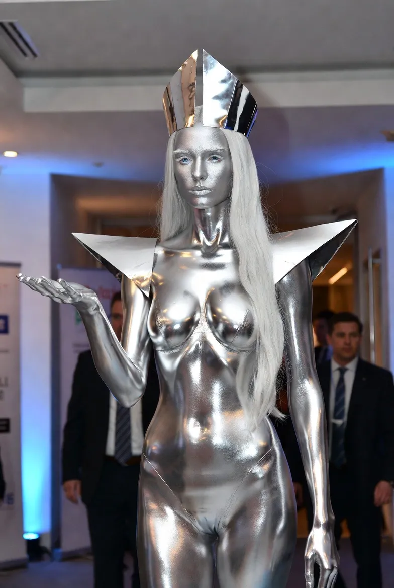 אמילי כמייצגת כרום עתידנית בכניסה לאירוע