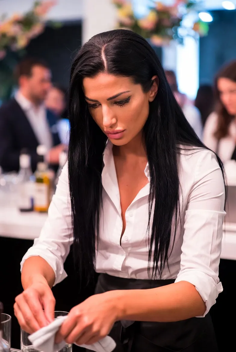 ג׳סיקה כרקדנית סמויה מחופשת למלצרית במסעדה