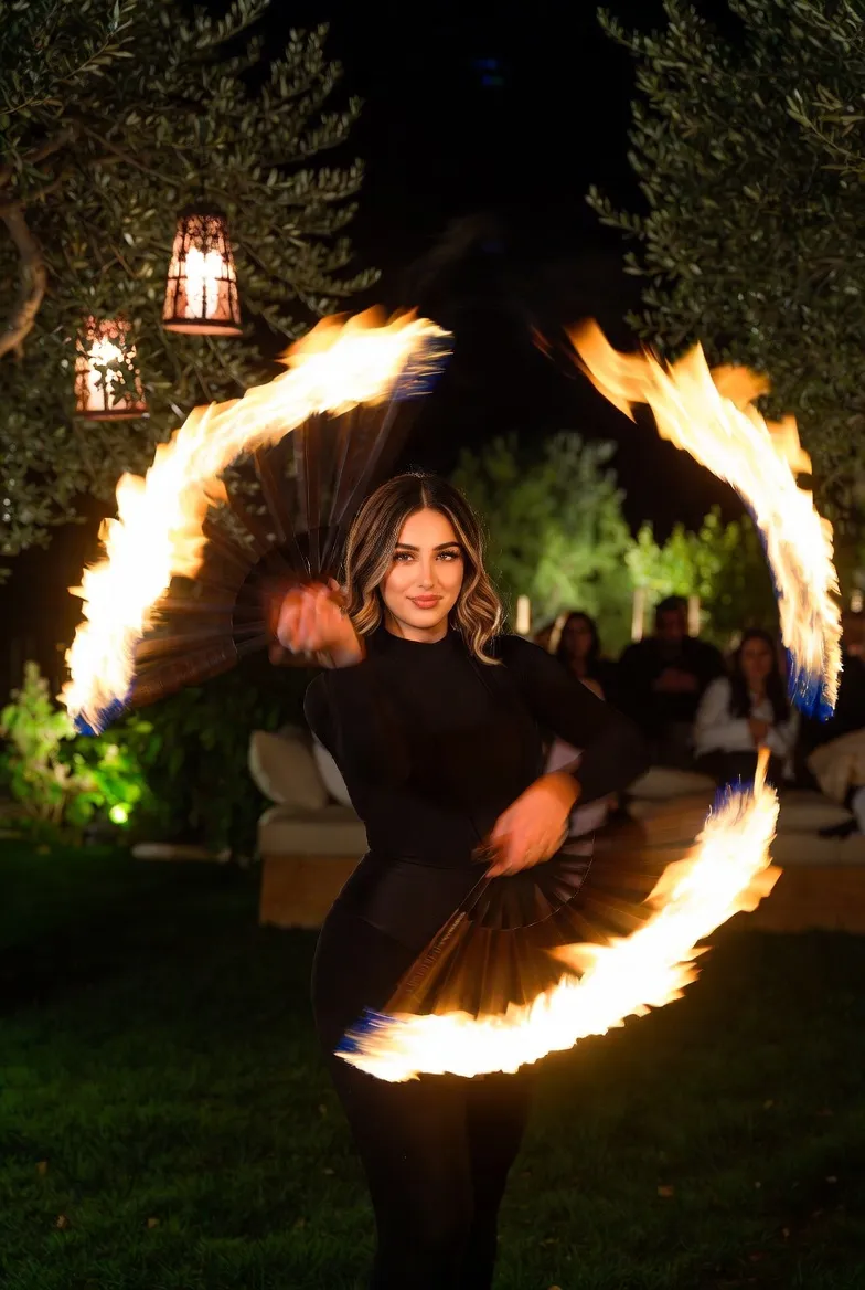 דנה במופע אש עם מניפות אש באירוע חוצות