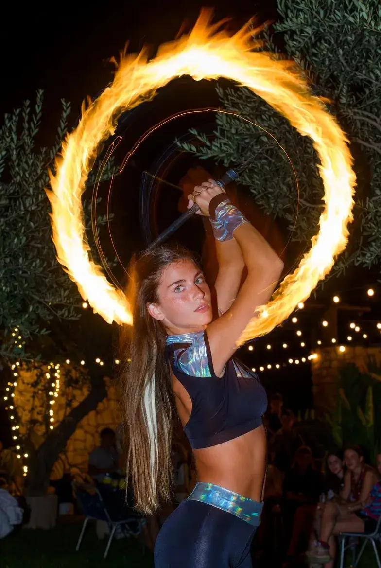 יעל במופע אש עם מקל אש באירוע חוצות בגליל