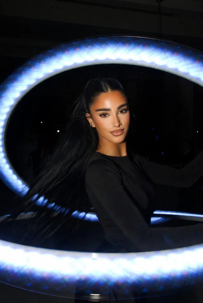 לונה במופע LED עם חישוקים זוהרים בחושך