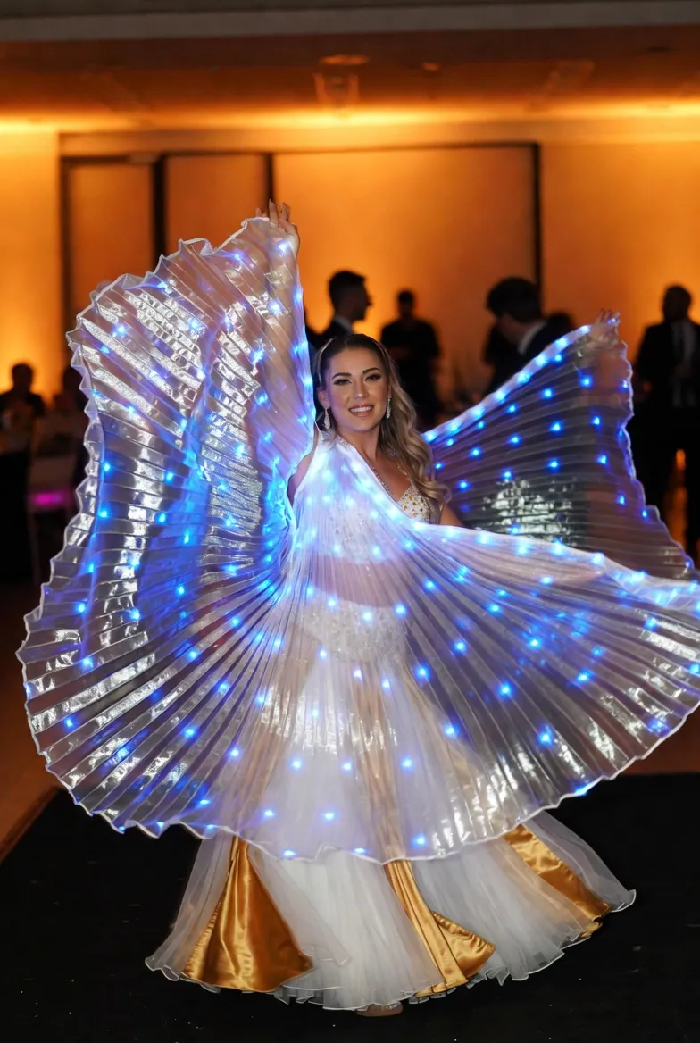 מאיה במופע ריקוד בטן מזרחי עם כנפיי LED בחתונה