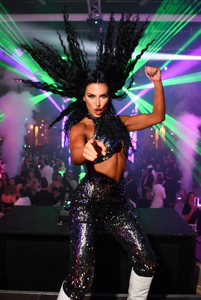 נועה רוקדת גו-גו על הרחבה בחתונה גדולה