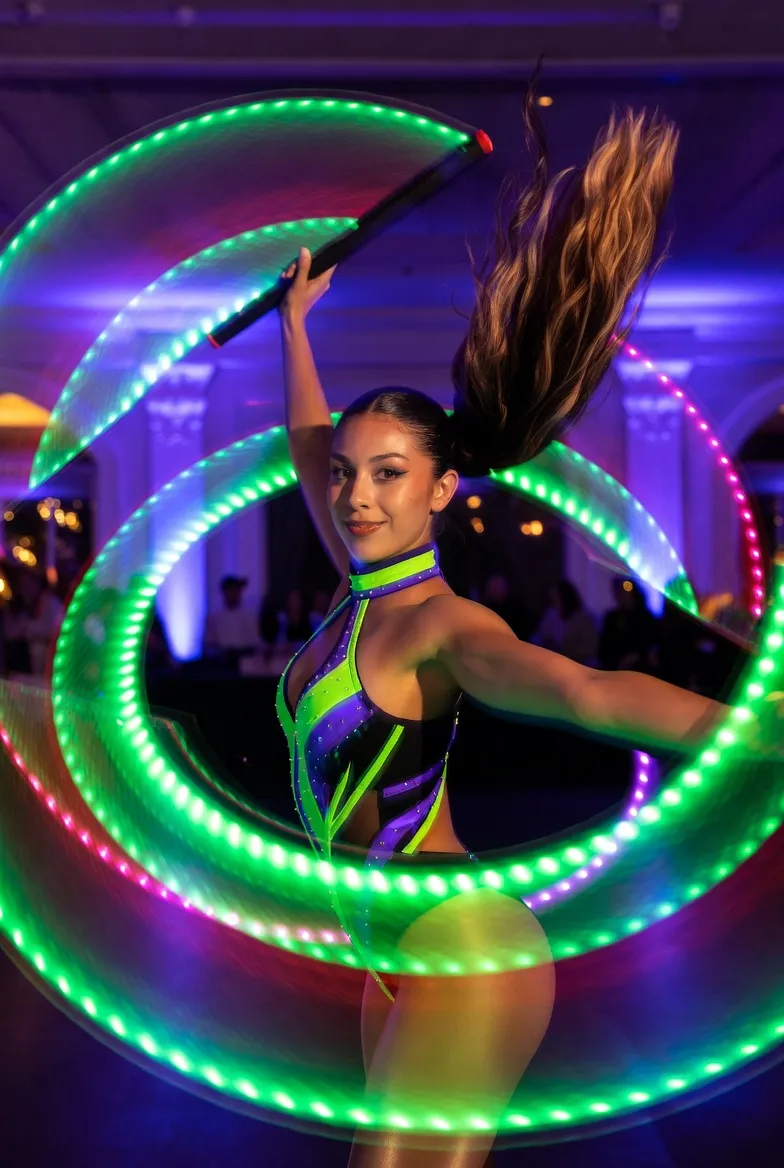 ניקול במופע אש ולד מרהיב עם להבות וכנפיי LED