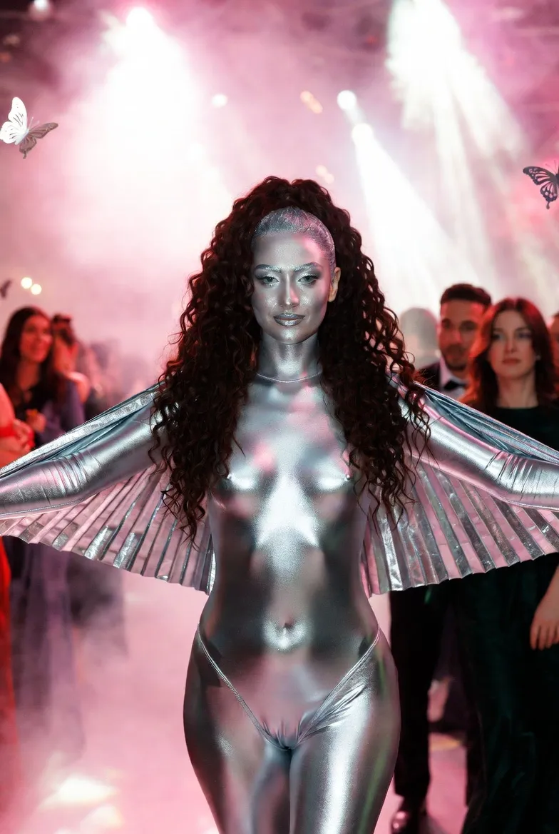 סנז׳אנה כמייצגת כסופה עם כנפיים — פסל חי בכניסה לחתונה