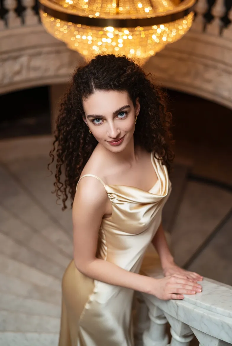 סנז׳אנה — רקדנית בטן, גו-גו, מייצגת חיה וסלונית מקצועית ב-Click2Dance