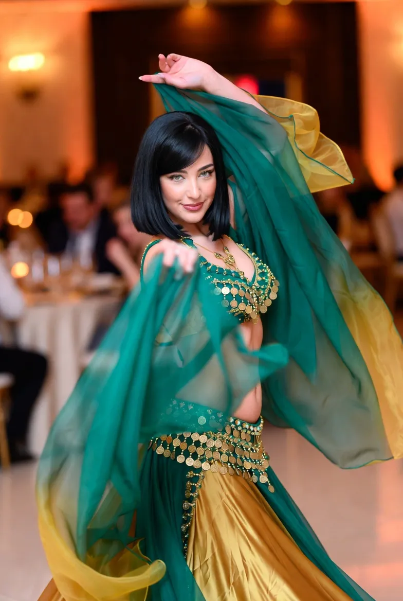 שירה במופע ריקוד בטן מזרחי עם צעיפים בחתונה