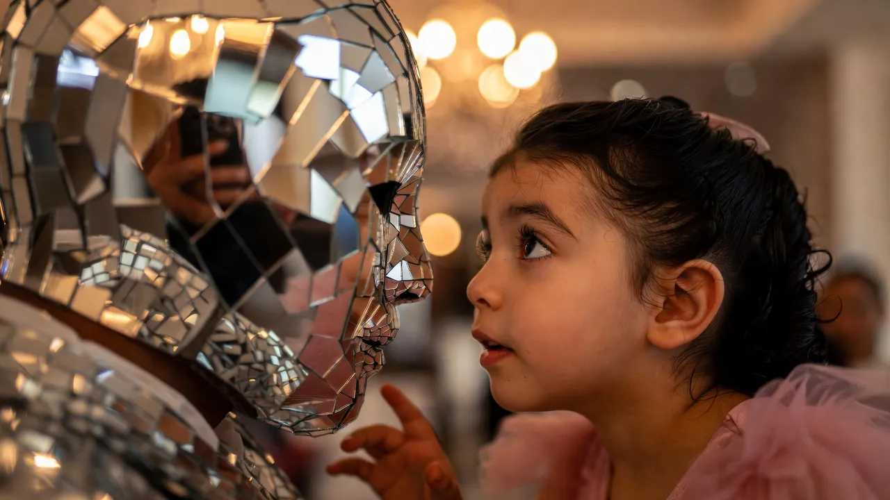 מורכבות התלבושת והאיפור