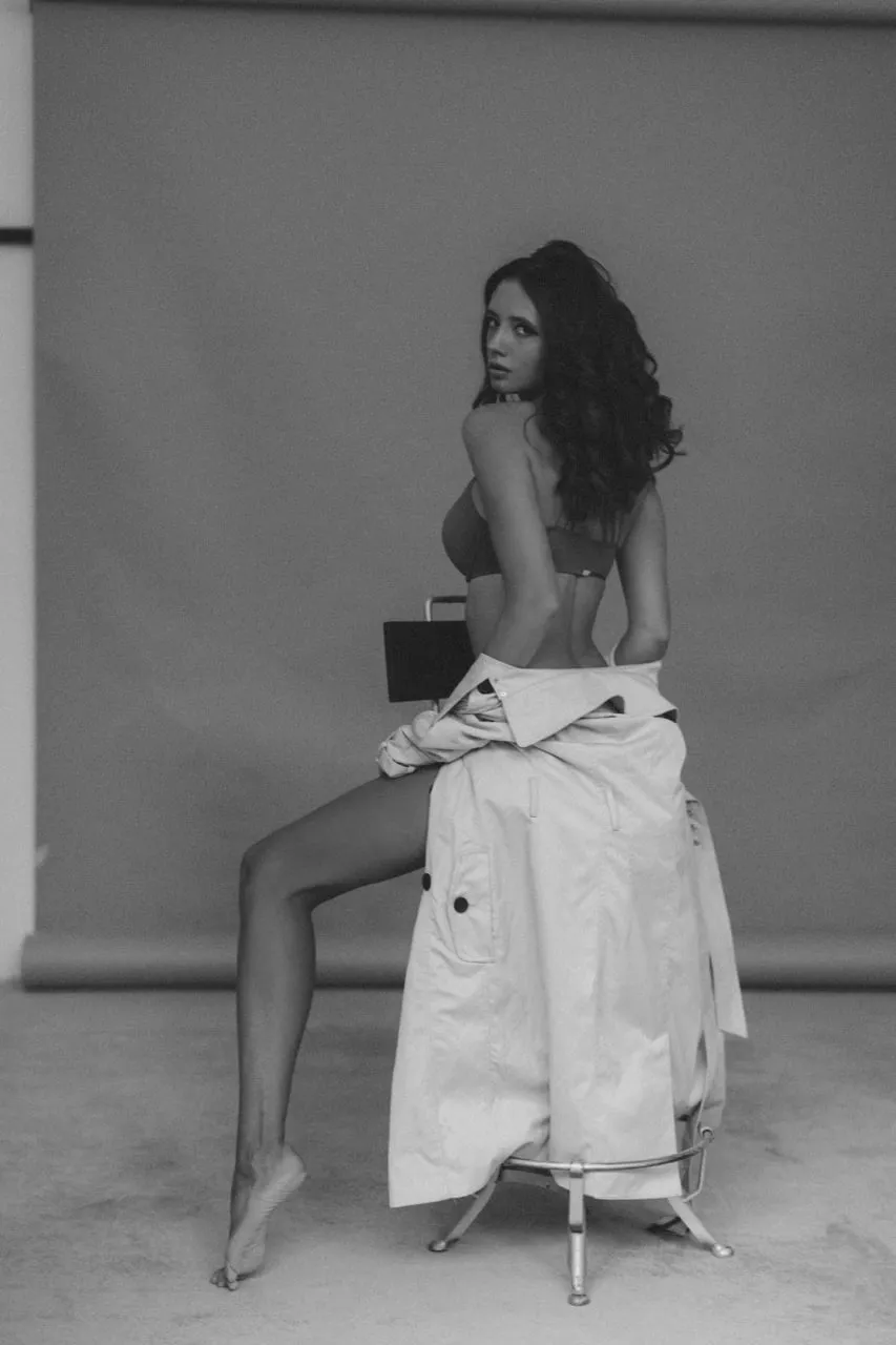 אולסיה כרקדנית סמויה מפתיעה עם פויים LED באירוע חברה