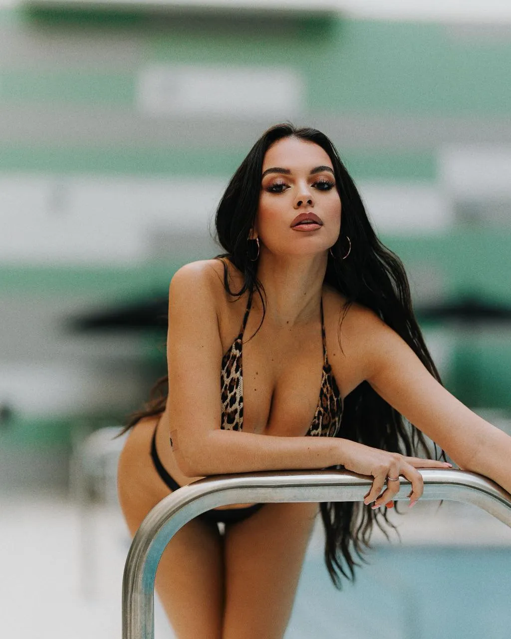 אינסה במופע חשפנות אלגנטי למסיבת רווקים