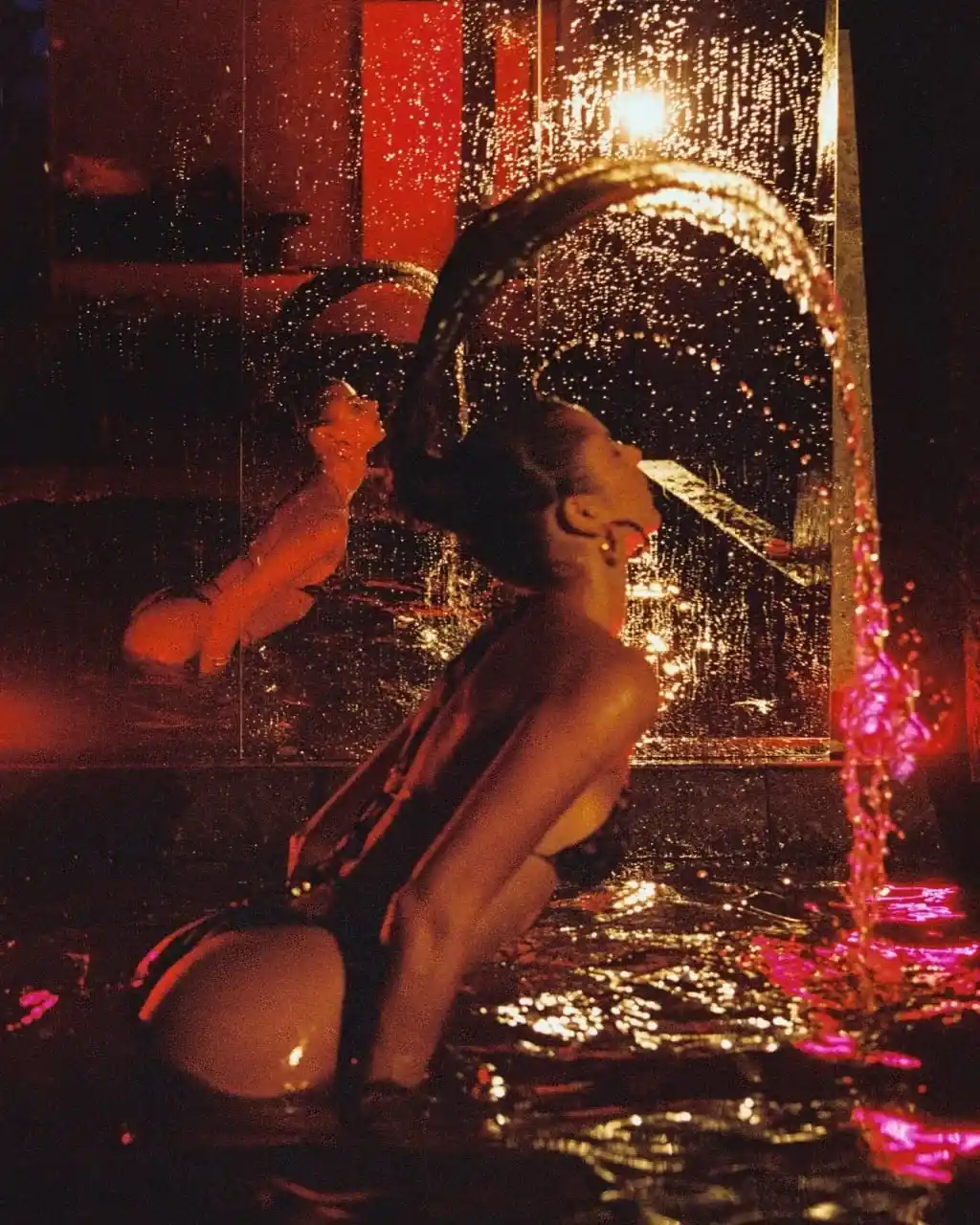 אילונה במופע ריקוד בטן עם נרות וצעיפים בחינה