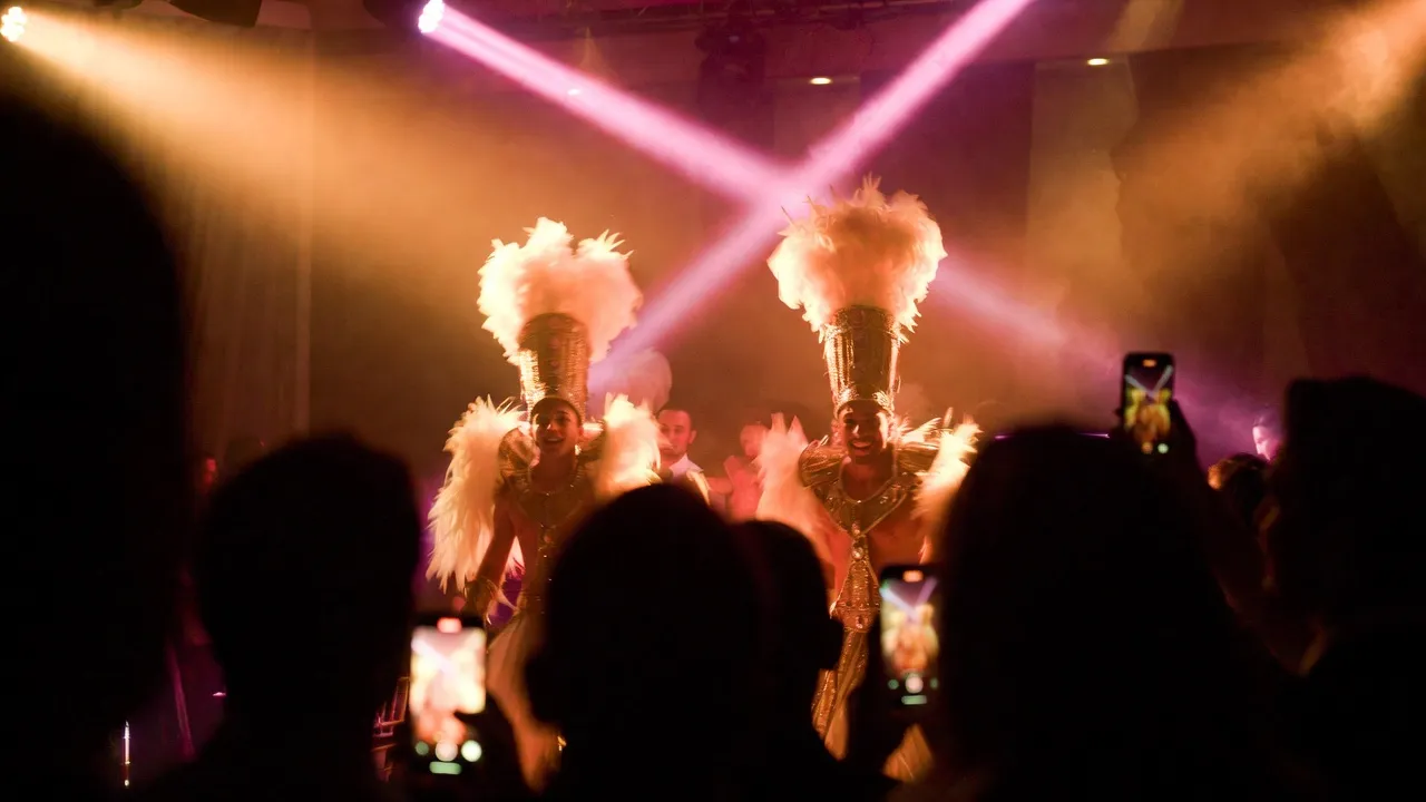 מוזיקה דרבוקה מול תופים